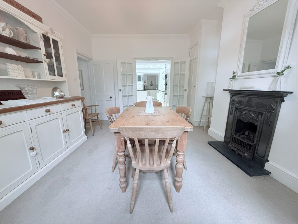 Lot: 159 - THREE-BEDROOM COTTAGE CLOSE TO TOWN CENTRE AND SEAFRONT - Dining Room